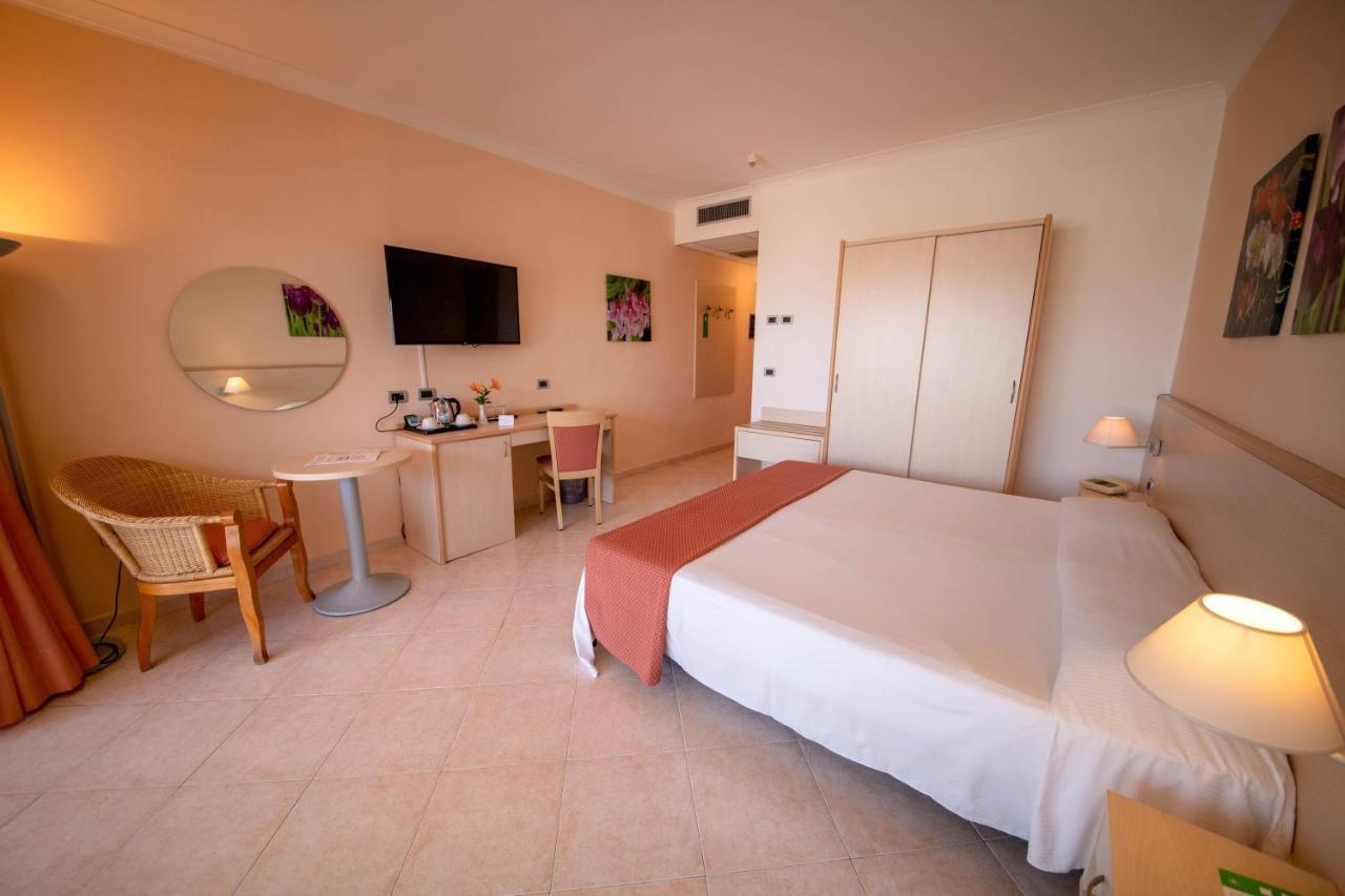 ホテル Aldiana Club Rocca Nettuno Calabria トロペーア エクステリア 写真