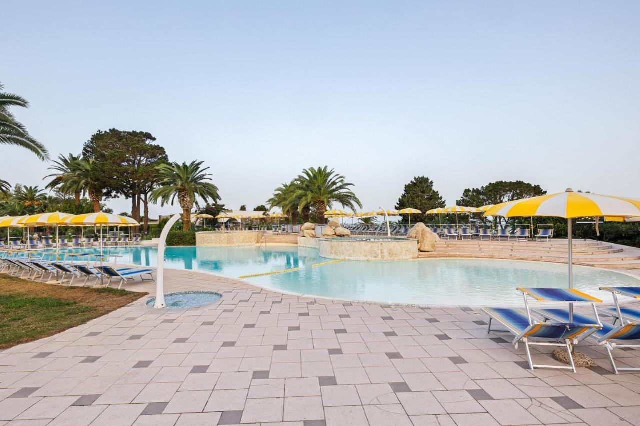 ホテル Aldiana Club Rocca Nettuno Calabria トロペーア エクステリア 写真