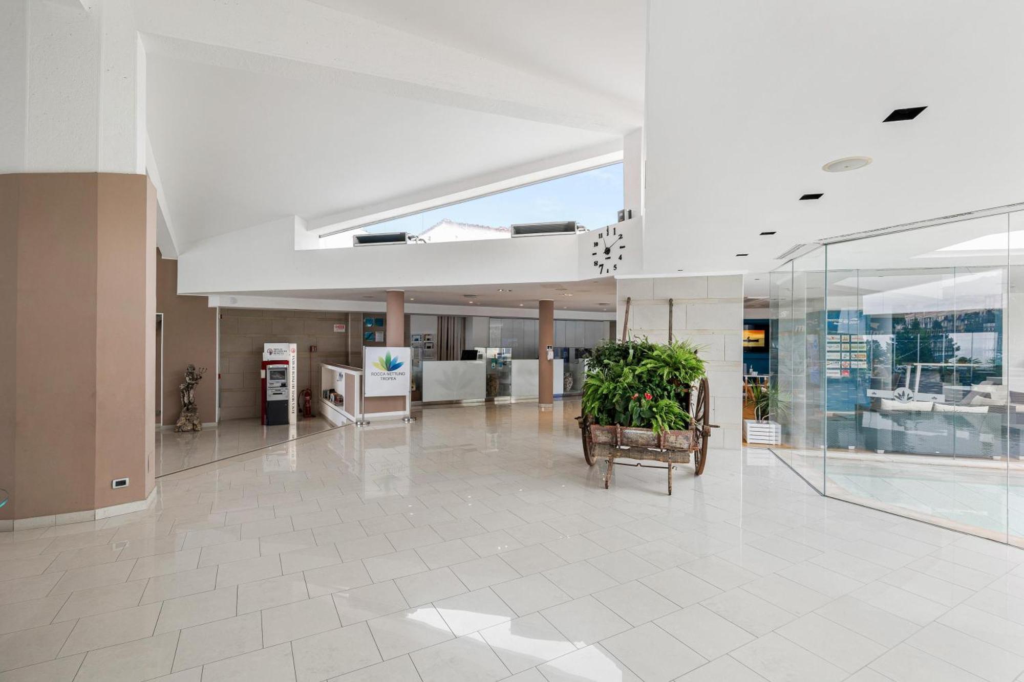 ホテル Aldiana Club Rocca Nettuno Calabria トロペーア エクステリア 写真