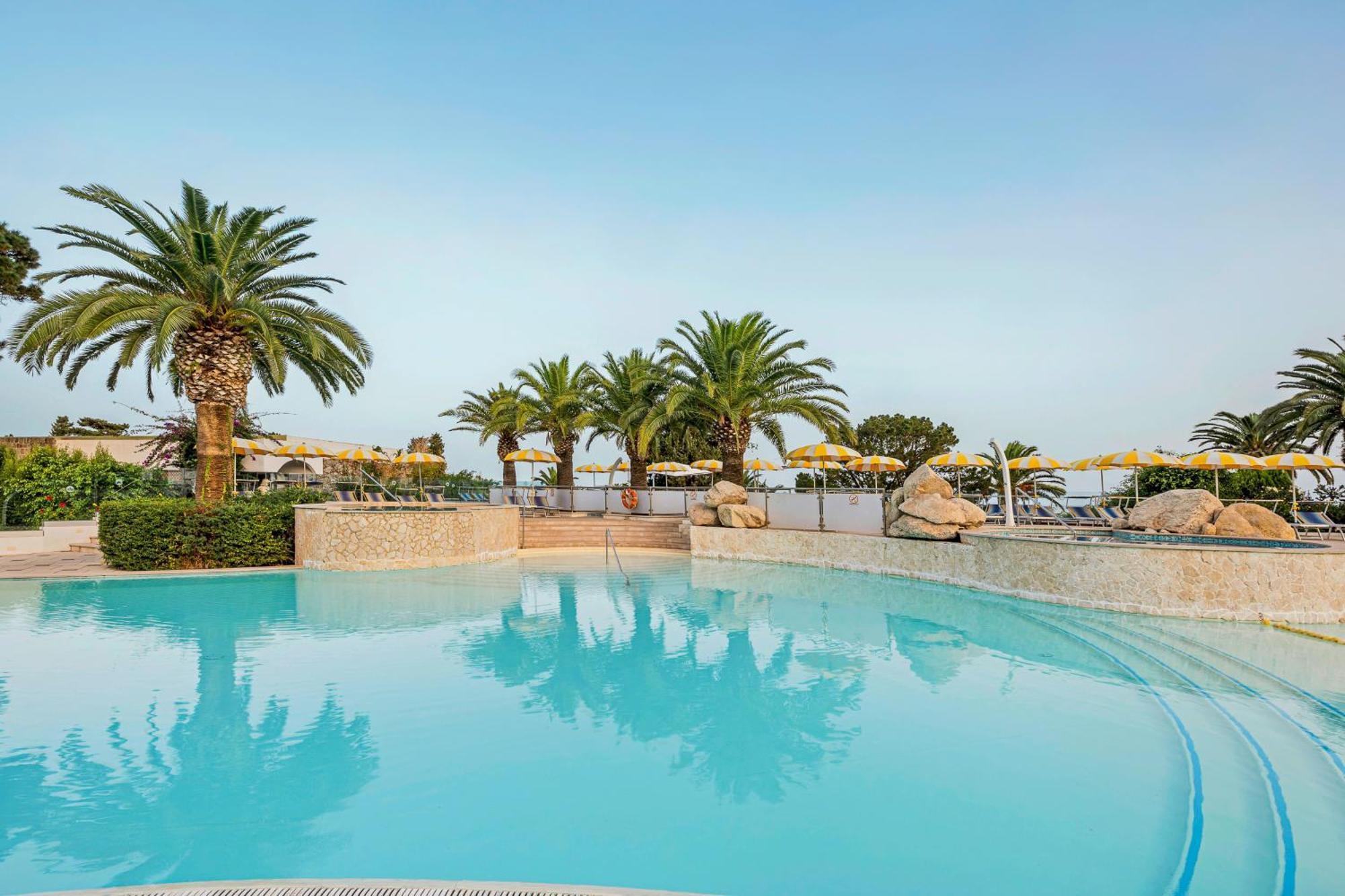 ホテル Aldiana Club Rocca Nettuno Calabria トロペーア エクステリア 写真